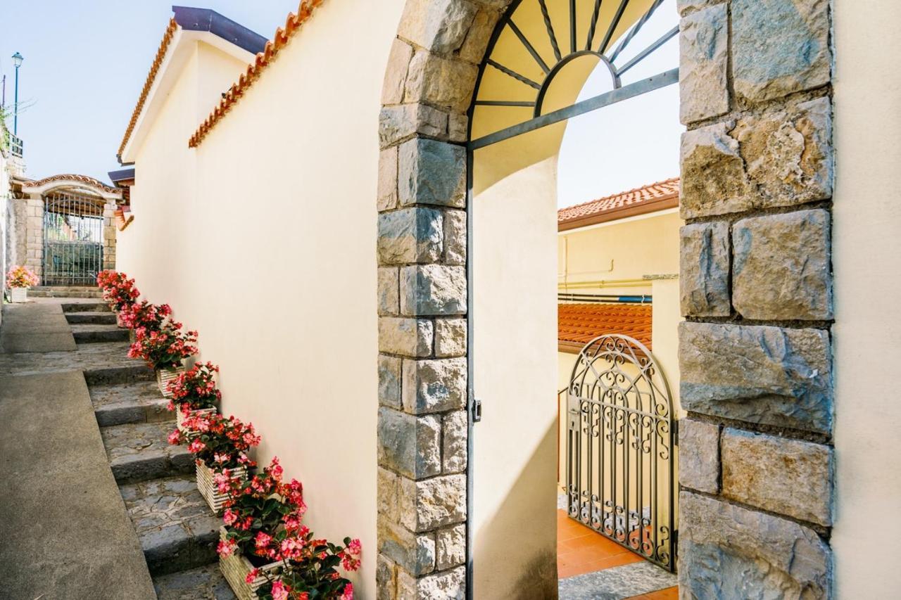 Appartamento Ilaria In Villa Laura Скала Екстер'єр фото
